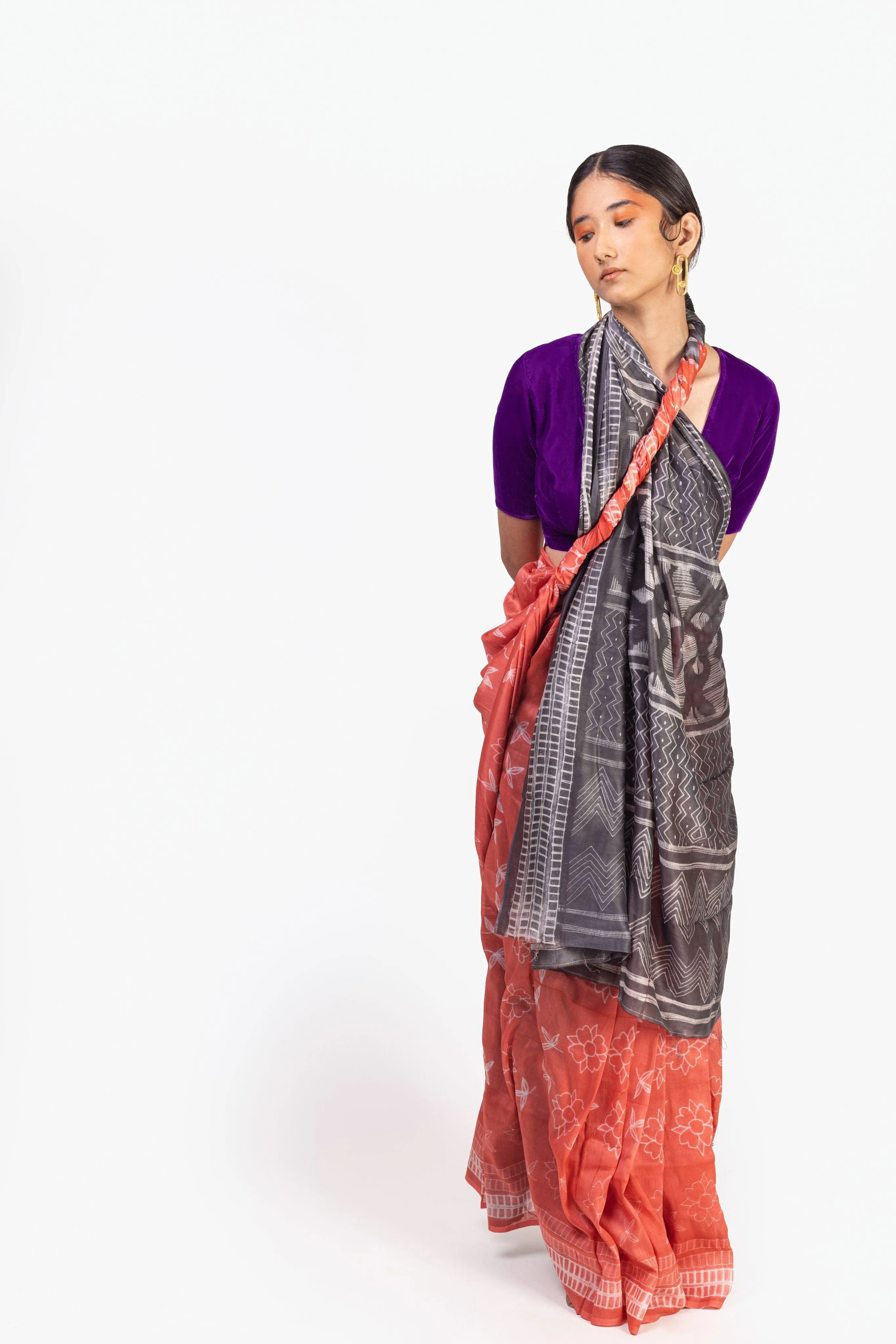 Kaisori Inayaat Red and Grey Shibori print saree